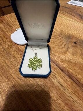 ICE•COM 14 Carat TW Peridot Flower Pendant Necklace